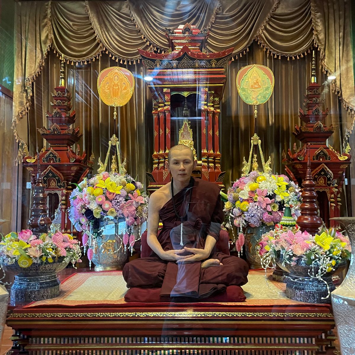 หุ่นขี้ผึ้งครูบาน้อยในพิพิธภัณฑ์ของวัด
